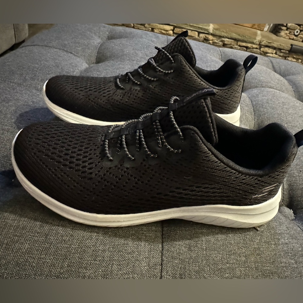 Skechers air cooled memory foam mesh top black sneaker women’s size 6.5